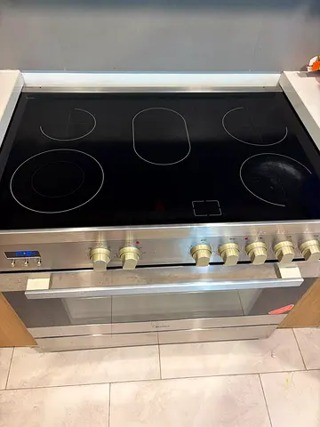 Electric cooker like new media brand very good working new model 90/60cm free delivery installation