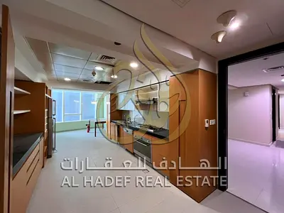 شقه ثلاث غرف مع مجلس منفصل و صالة واسعة موقف سيارة مجاني تكييف مجاني على المالك صالة ألعاب رياضية مجانية مسبح مجاني صيانة مجانية طوال فترة الإيجار برج