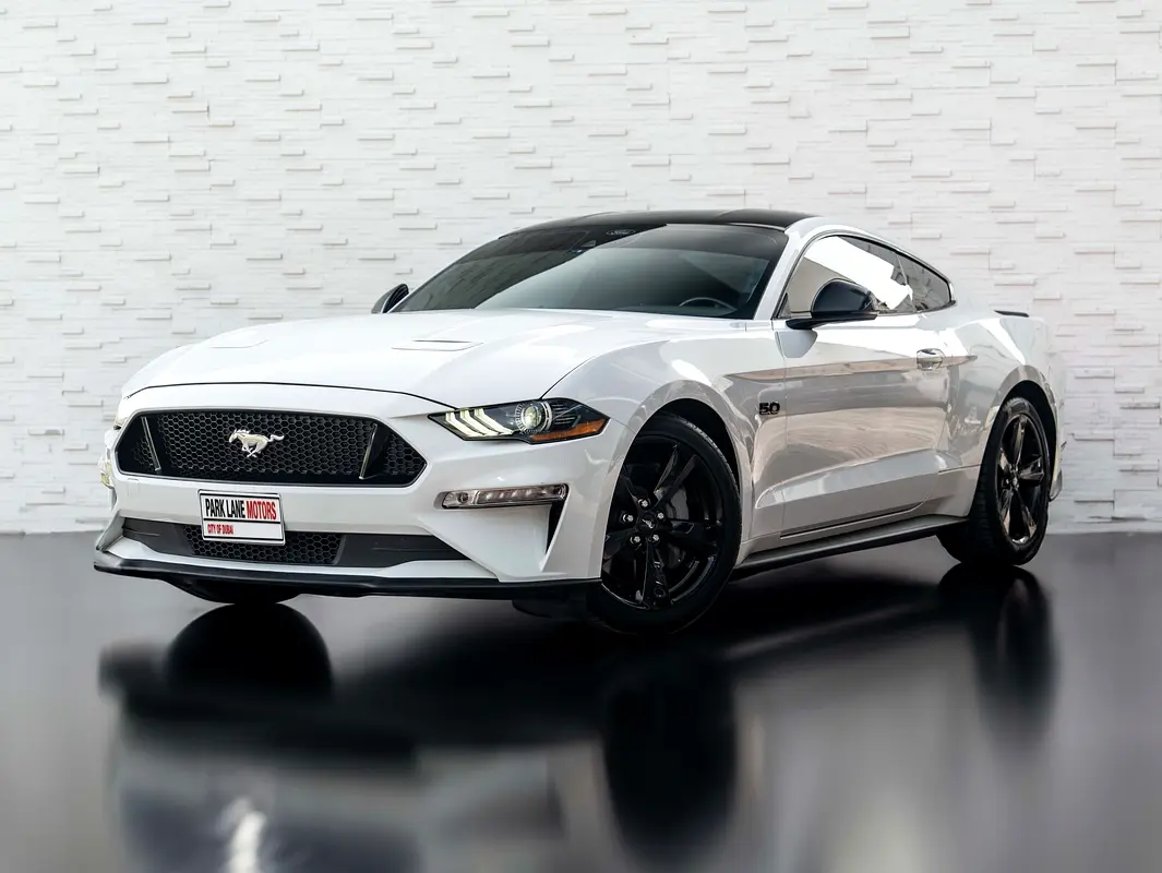 Ford Mustang 2022 — photo 1 of 17