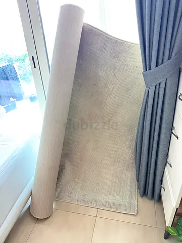 Light grey textured area rug - good condition, 2.5 x 1.6m (approx.)
