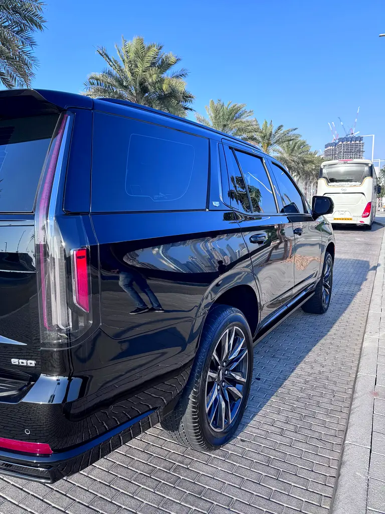 Cadillac Escalade 2023 — photo 1 of 6