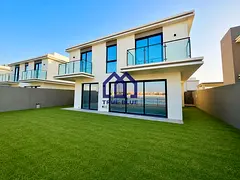 Beachfront Villa I Vacant I 4 Beds plus Maid