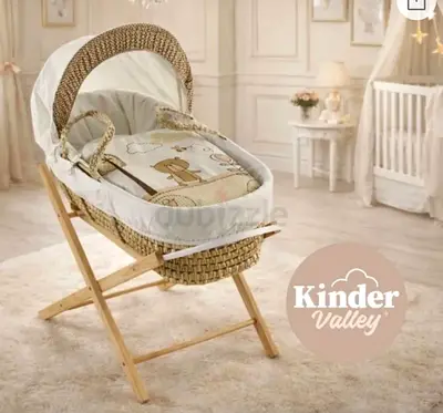 Kinder Valley Woven Moses Basket with Wooden Stand and Canopy - Like New