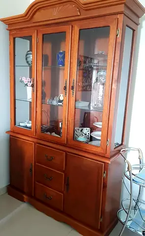 Crockery shelf