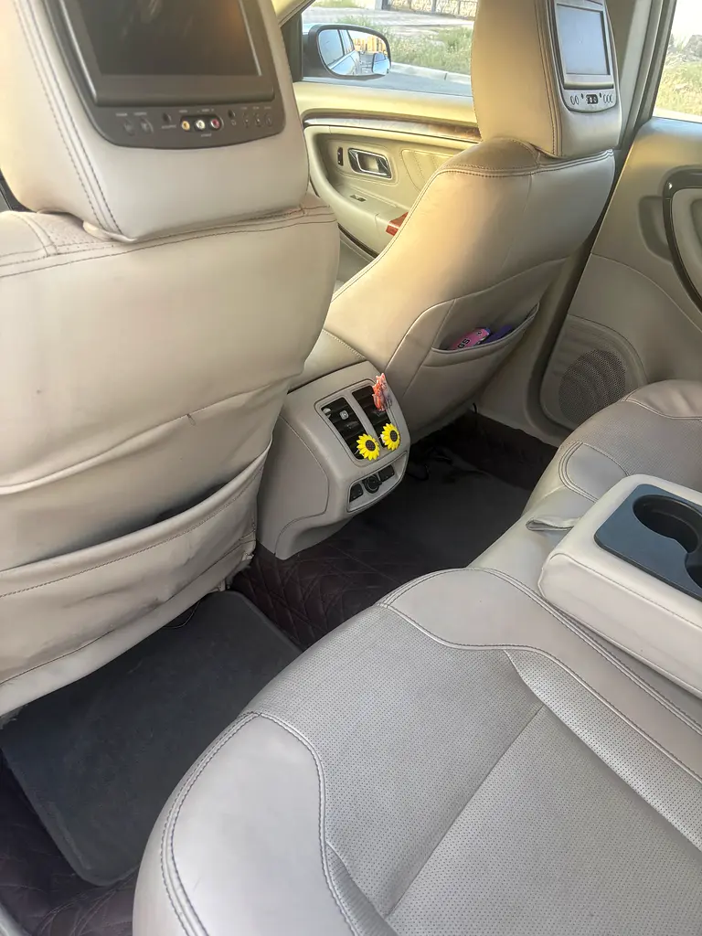 Ford Taurus 2011 — photo 1 of 10