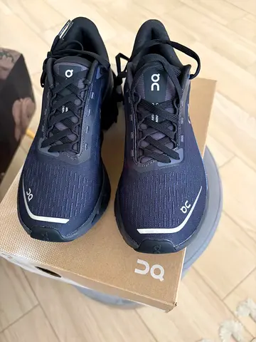 On Cloud Running Shoes - Womens Size 36 Brand New
