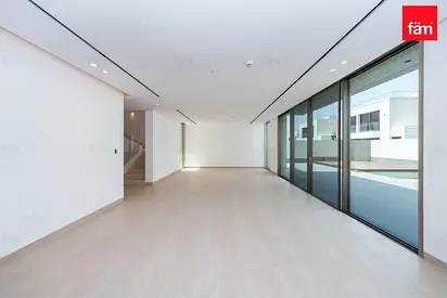 CLOSE TO AMENITIES|SPACIOUS LAYOUT|CLOSED CAR PARK