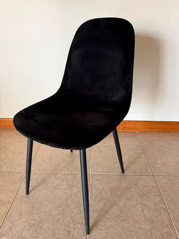 Modern Black Velvet Chair – Excellent Condition
