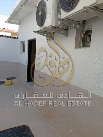 An Arab-style house in the Al Sabkha area of ​​Sharjah. It features a good size, excellent finishing, and is available for first-time occupancy. The l