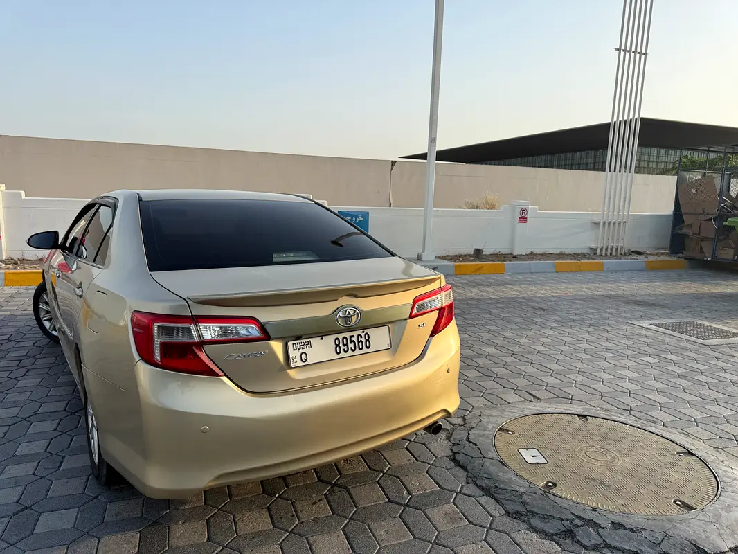 Toyota Camry 2014 — photo 1 of 3