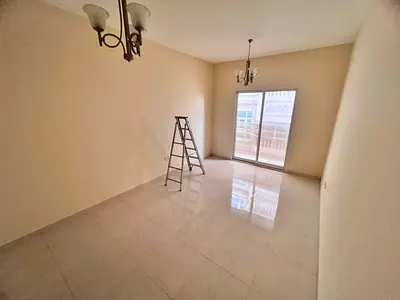 شقة جديدة تاني ساكن _ موقع مميز علي شارع الجامعة مباشرة _ غرفة ماستر _ سهل المخرج للشارقة ودبي