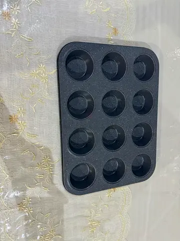 12-Cup Non-Stick Muffin / Cupcake Tray - Good Condition