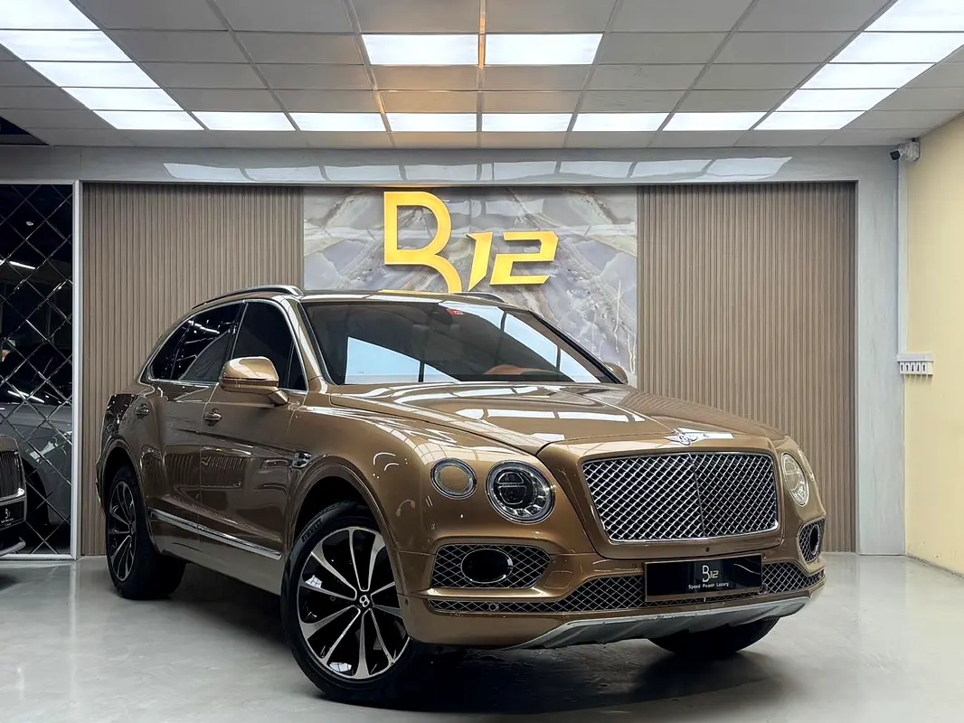 Bentley Bentayga 2017 — photo 1 of 17