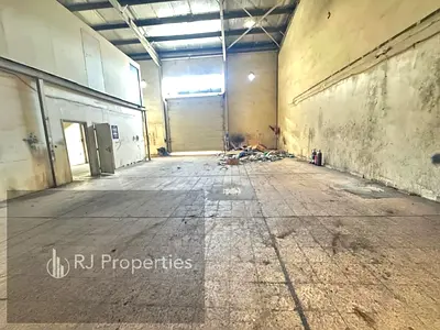 LUXURY AND VERY SPACIOUS WAREHOUSE WITH OFFICE SAPCE AVAILABLE READY TO MOVE VERY PRIME LOCATION IN INDUSTRIAL 15 JUST 195k