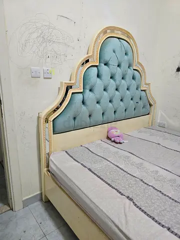 Elegant Tufted King Size Bed with Ornate Headboard
