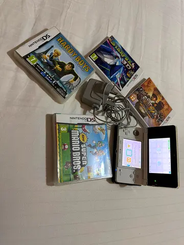 Nintendo 3Ds with charger and 4 games