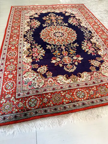 Hand-Knotted Silk Area Rug - سجادة حرير يدوية الصنع والعقد