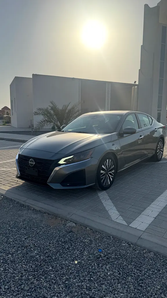 Nissan Altima 2023 — photo 1 of 8