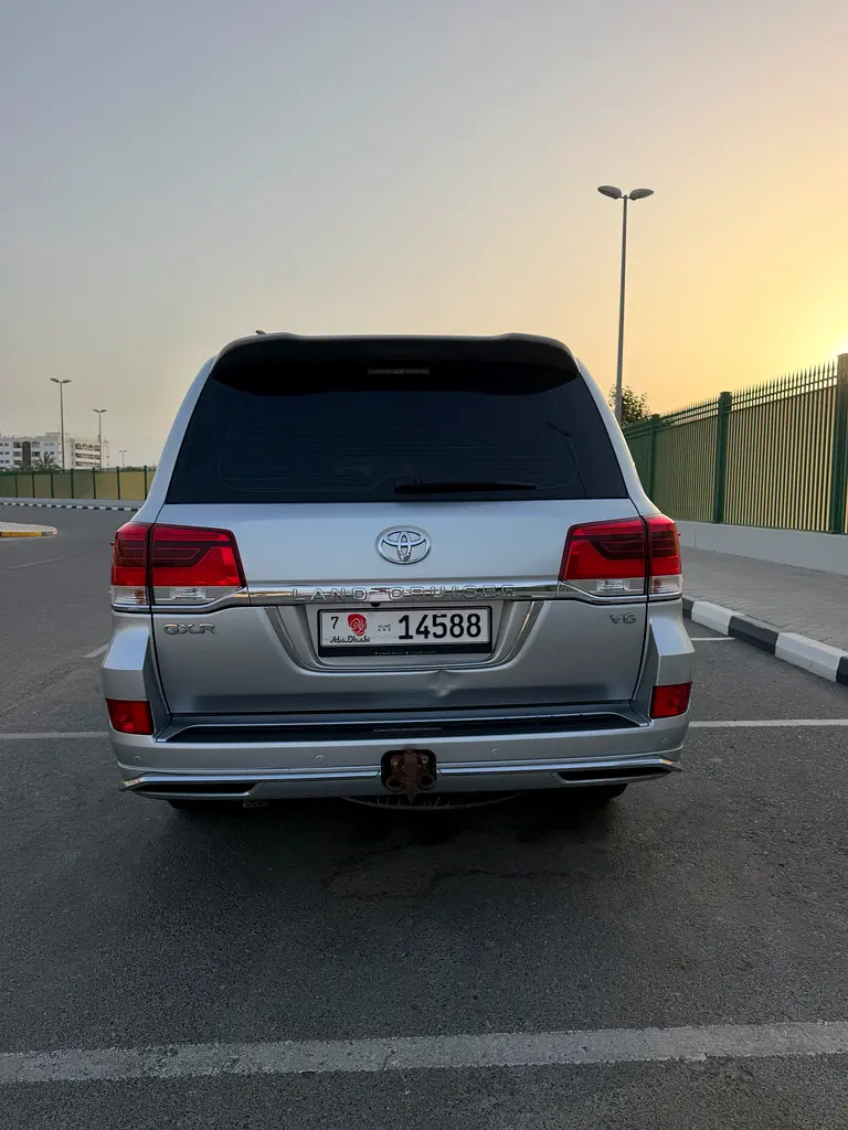 Toyota Land Cruiser 2017 — photo 1 of 6