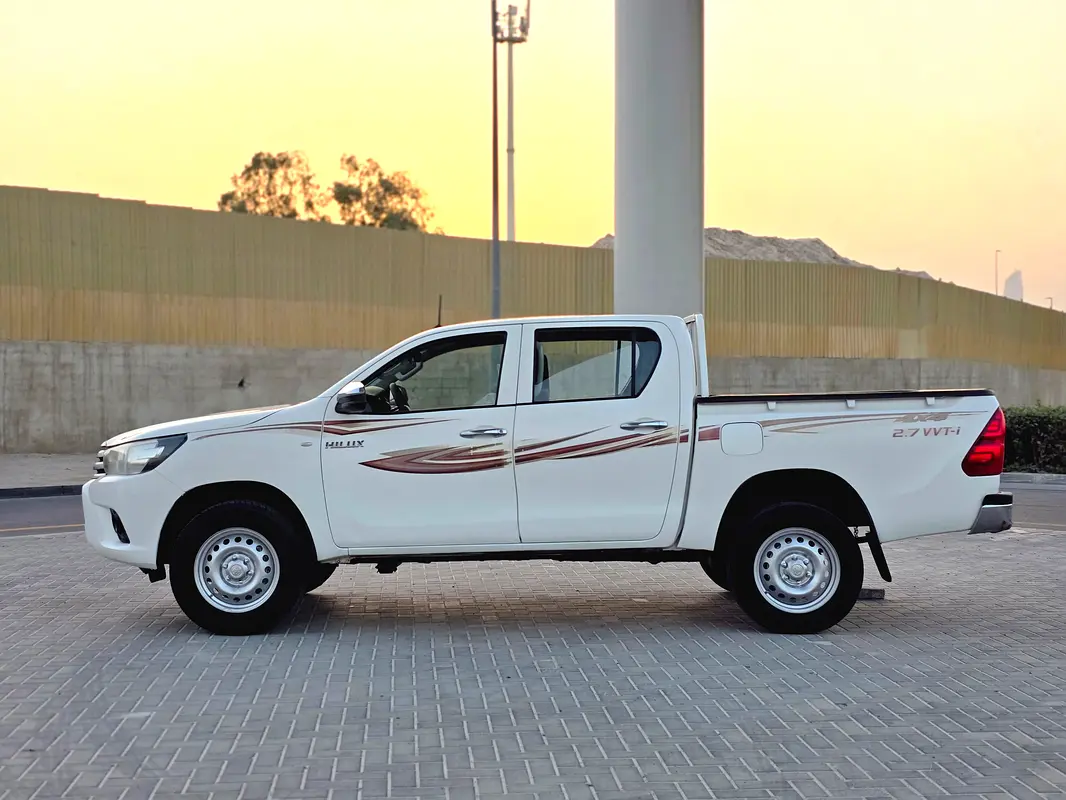 Toyota Hilux 2018 — photo 1 of 10