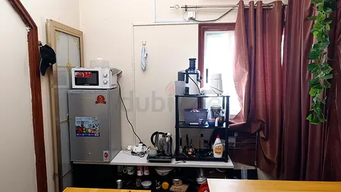 Spacious partition for available in Garhoud.