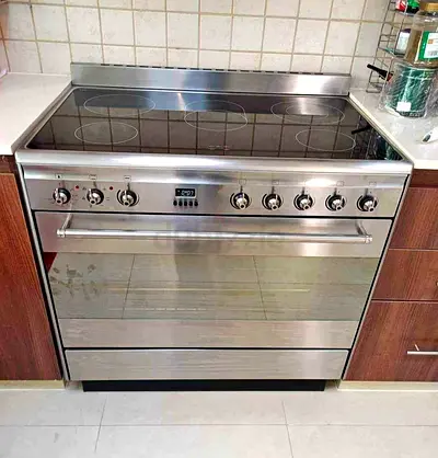 Smeg new model stove ceramic electric top 5 hobs 90by60 cm size   Excellent condition