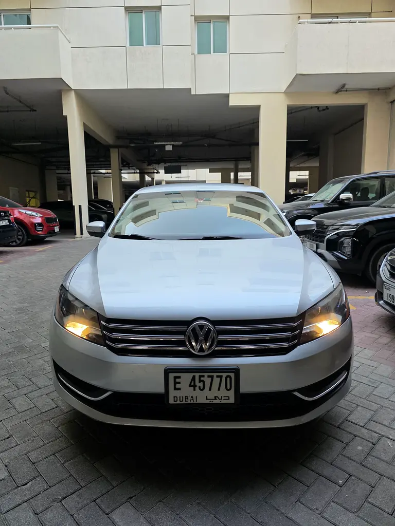 Volkswagen Passat 2012 — photo 1 of 10