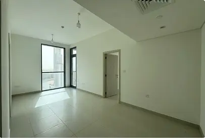 Vacant | Street View | Mid Floor