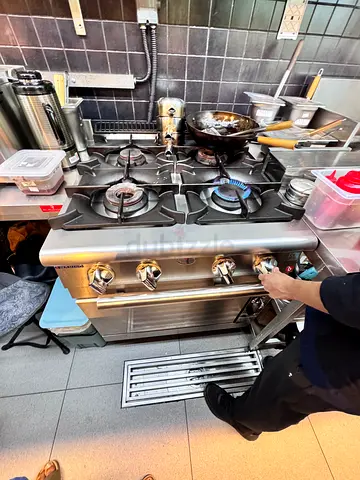 Commercial 4-Burner Gas Range Stove - with Oven. Heavy Duty Kitchen Equipment