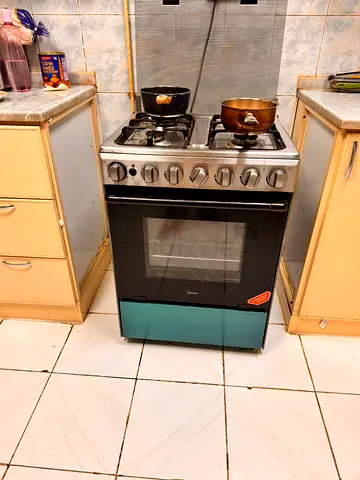 Midea BME62058-FFD-D4-Burner Gas Stove with Oven - Good Working Condition 2 years old. Sh