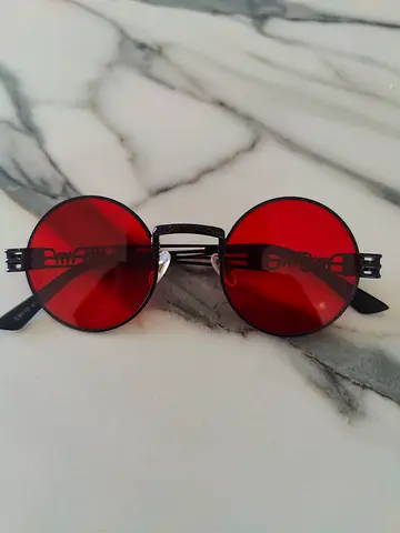 Round red lens sunglasses with black frame — unisex