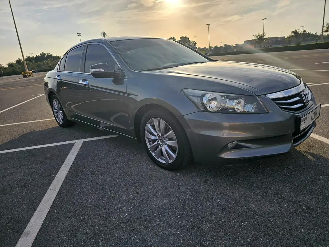 Honda Accord 2012 — photo 1 of 13