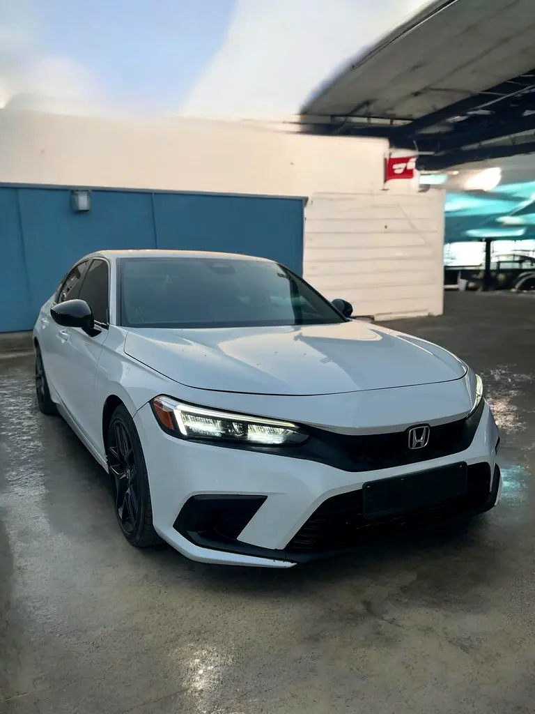 Honda Civic 2024 — photo 1 of 8