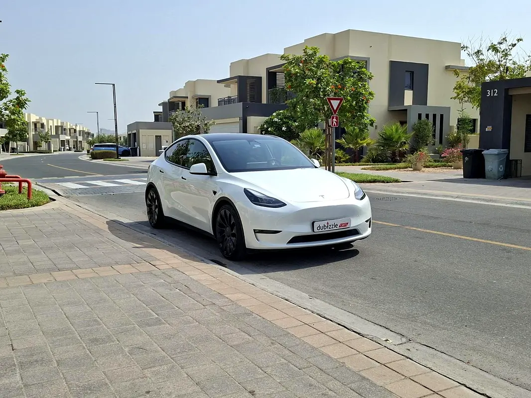Tesla Model Y 2023 — photo 1 of 14