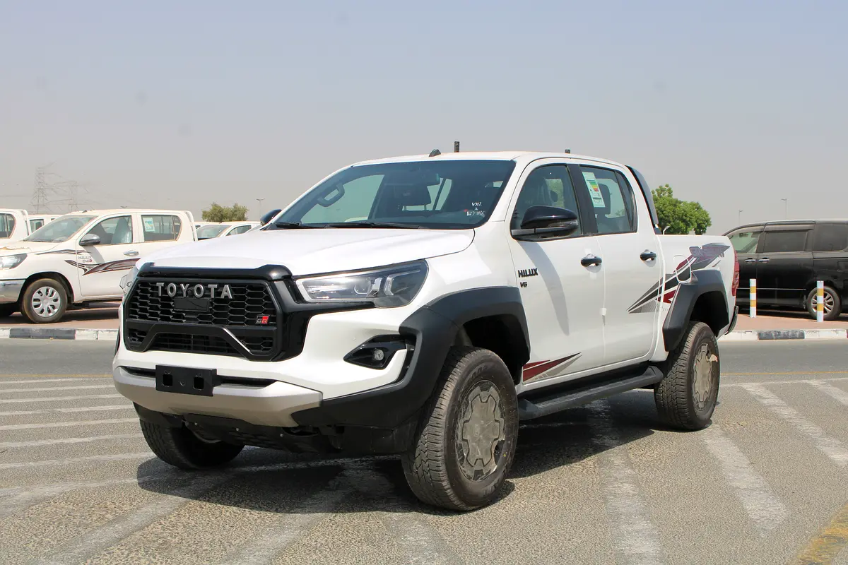 Toyota Hilux 2026 — photo 1 of 17