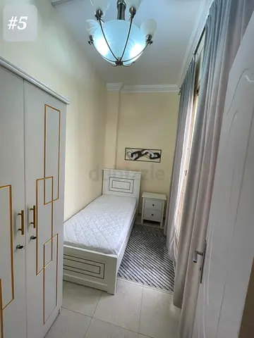 Full WINDOW bright room available