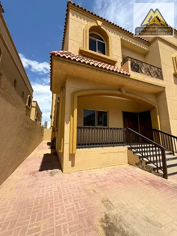 للإيجار السنوي فيلا سكني تجاري المويهات 2 فرصة مميزة لاستئجار فيلا بمساحة كبيرة في موقع استراتيجي