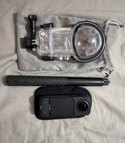 Insta360 X3 with Invisible Selfie Stick and Waterproof Dive Case