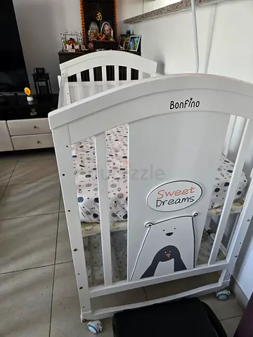 White oval Bonfino baby crib (round bassinet/crib) - good condition