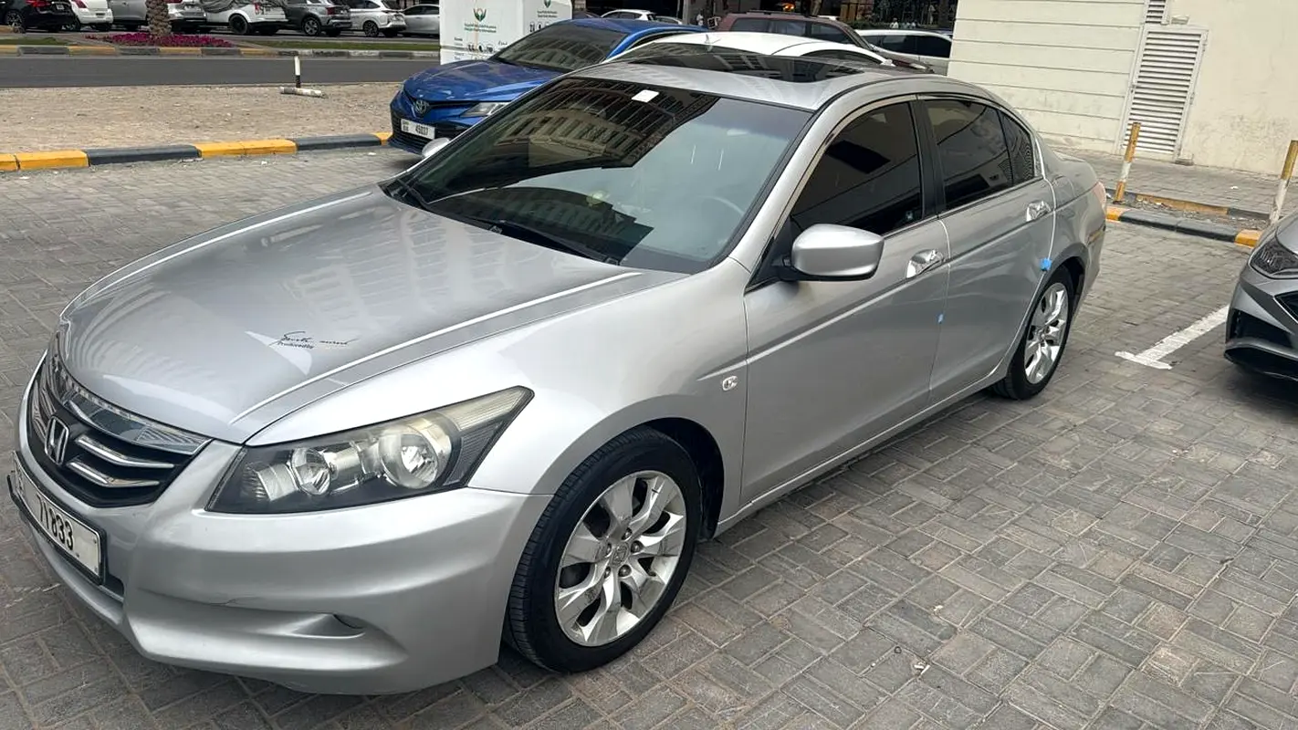 Honda Accord 2011 — photo 1 of 9