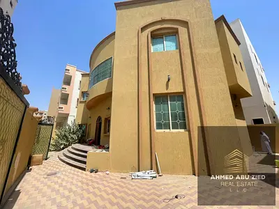 اشيك وافخم فيلا تتكون من 5 غرف نوم ماستر _صالة ومجلس _مطبخ مجهز _7 حمام _صيانة كاملة علي المالك _قريب من الخدمات والمواصلات العامة _السعر الافضل بعجما