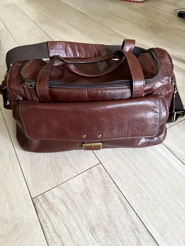 Small Brown leather travel bag by HiDesign with shoulder strap. Size 44cm (L)  x 26 (W) x 15cm (H)