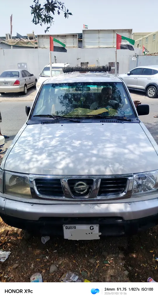 Nissan Pickup 2002 — photo 1 of 8