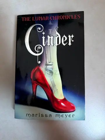 Cinder (The Lunar Chronicles) by Marissa Meyer - Paperback