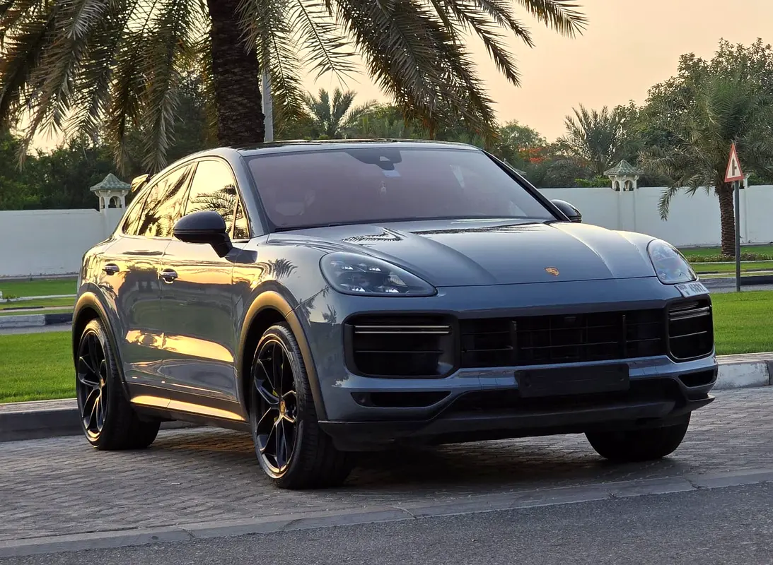 Porsche Cayenne 2022 — photo 1 of 20
