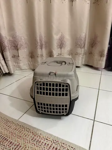 Sturdy Plastic Pet Carrier for Cats and Small Dogs