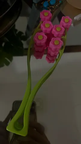 Handheld flower roller massager