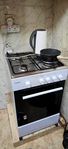 Used freestanding gas oven with 4-burner hob - good working condition