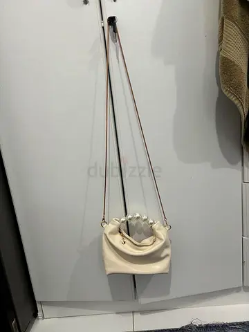 Cream Shoulder Bag with Pearl Handle and Chain Strap
