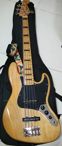 Squire jazz bass by fender 5 string